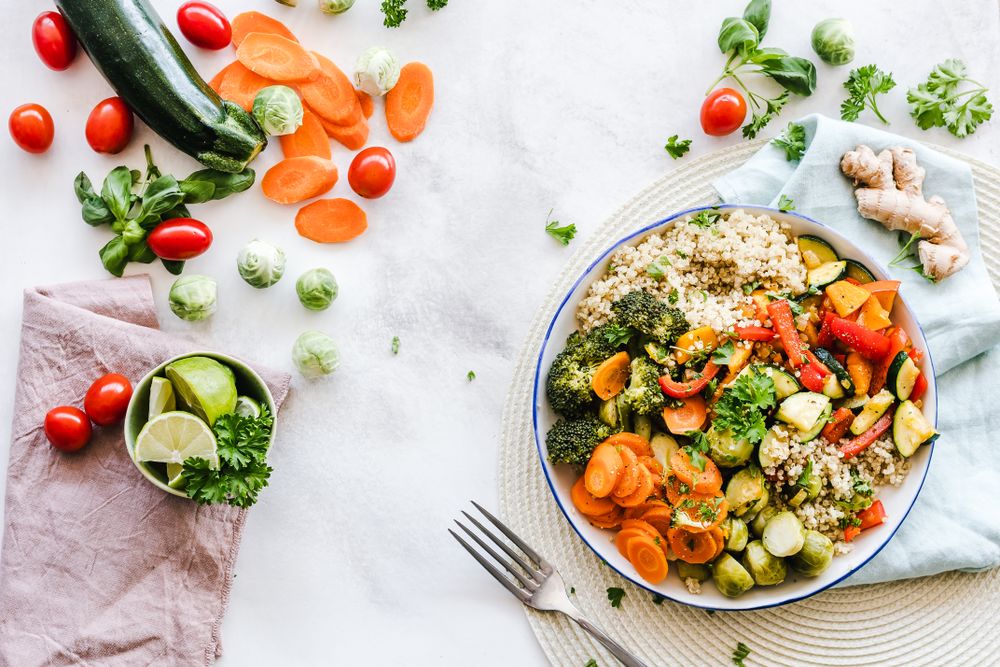 Refeição variada com alimentos frescos